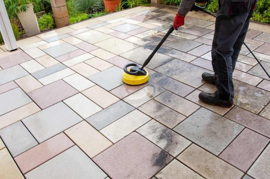 Térkő tisztítás magasnyomású mosóval